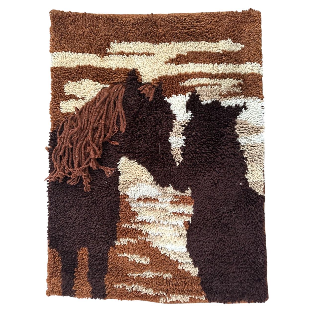 Bobyrug's Vintage künstlerische Hand geknüpft europäischen Wandteppich mit Pferden Design im Angebot