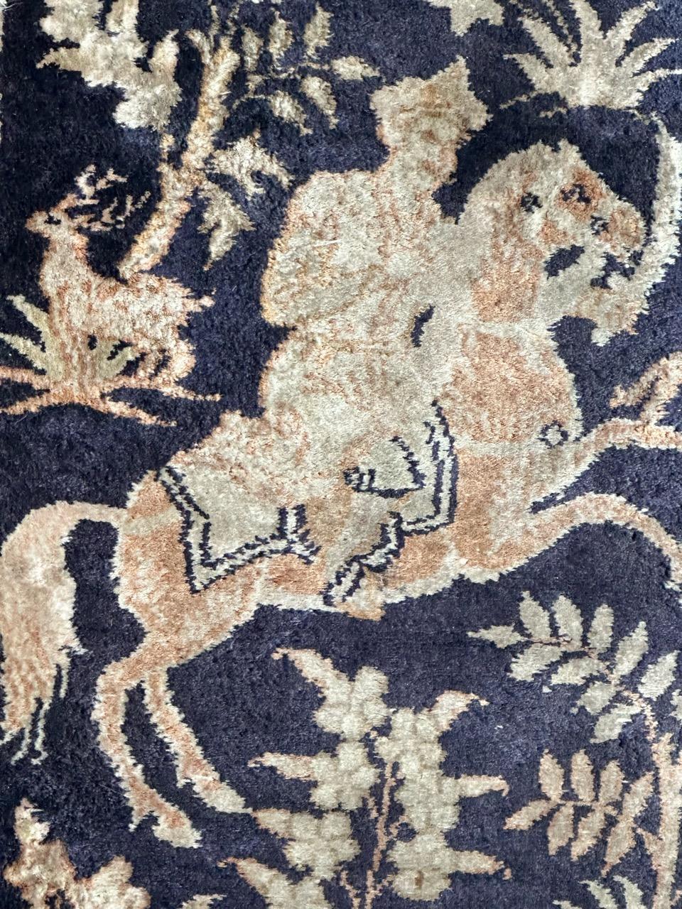 Schöner chinesischer Seidenteppich im Vintage-Stil mit einem Muster aus persischen Teppichen mit Jägern auf Pferden, im Stil der Safawiden. Und schöne Farben mit einem Marineblau auf dem Feld und Grün, Gelb und Orange auf dem Design. Einige