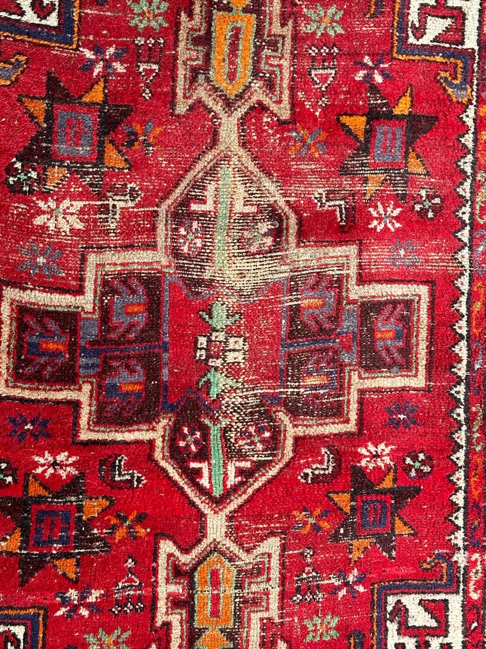 Pretty mid century Hamadan rug with beautiful geometrical design and nice colours with red, green, purple, orange and grey, some wears due to the age and use, entirely hand knotted with wool on cotton foundation.

✨✨✨
