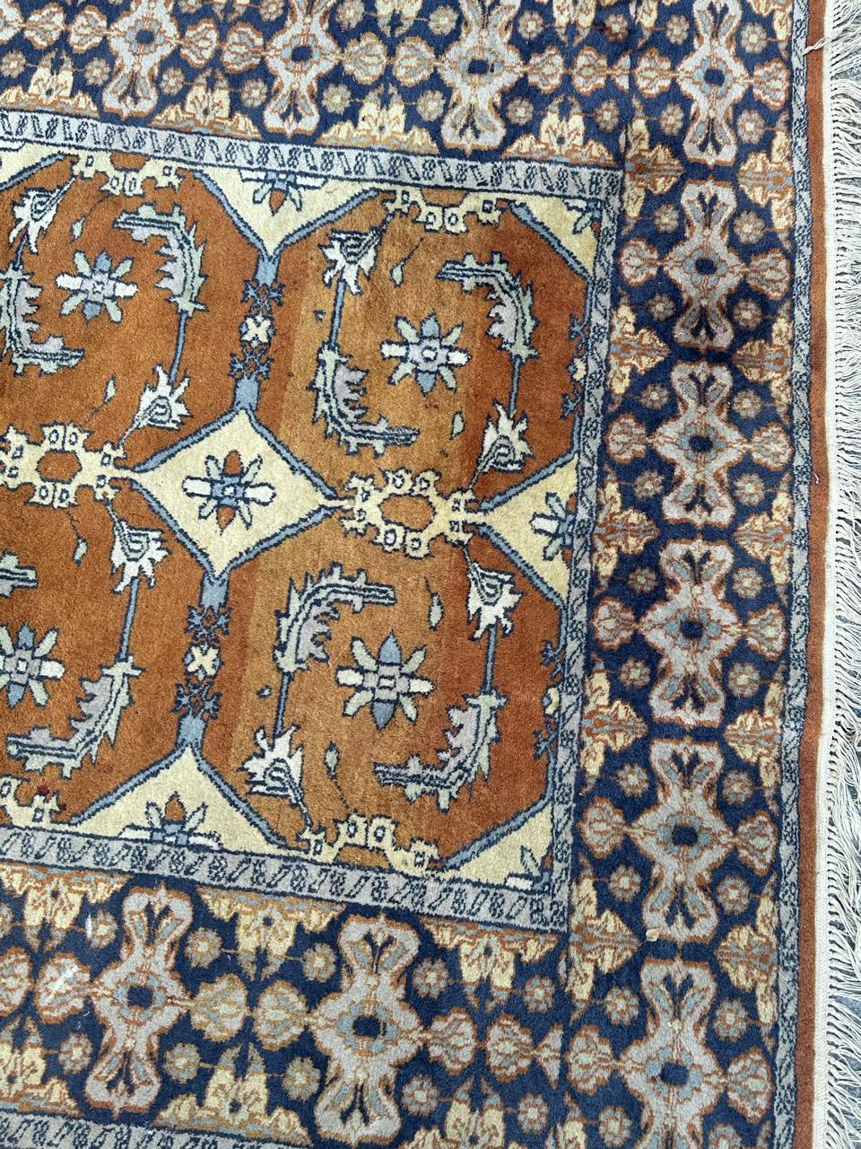 Pretty vintage Pakistani rug For Sale 5