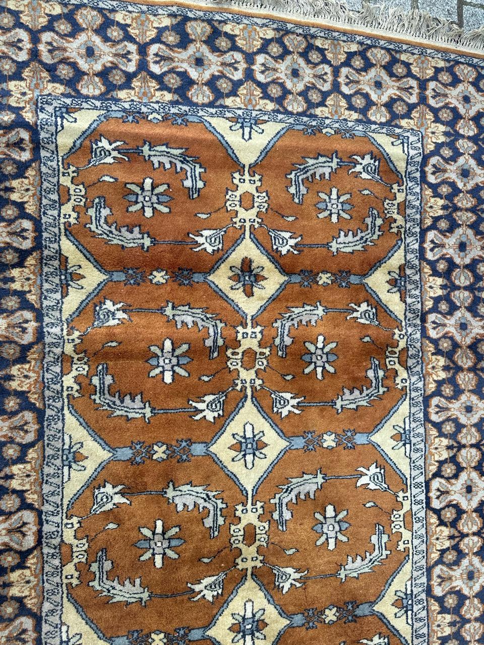 Pretty vintage Pakistani rug For Sale 9
