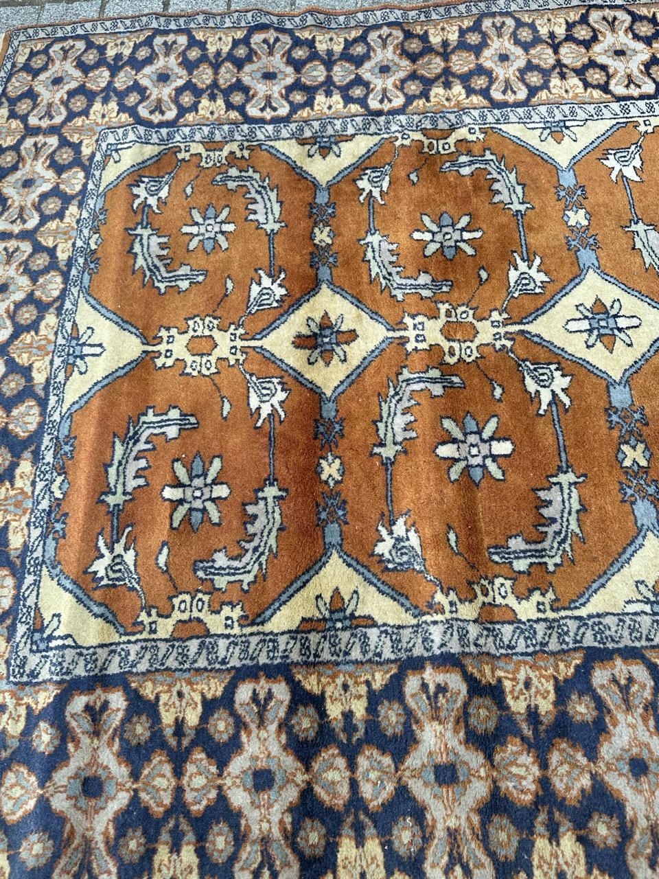 Pretty vintage Pakistani rug For Sale 10