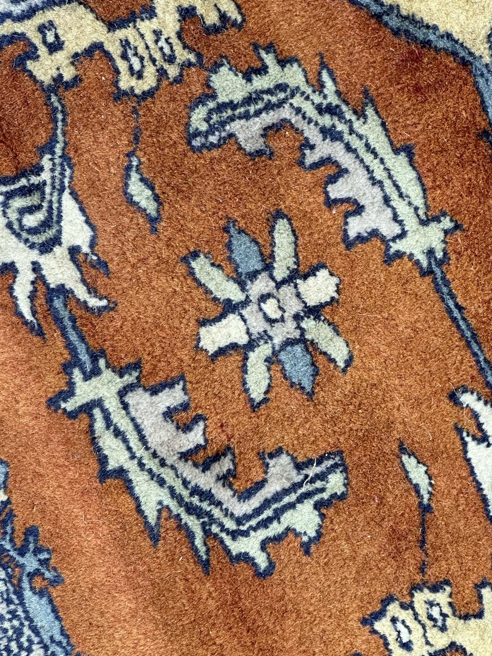 Pretty vintage Pakistani rug For Sale 11