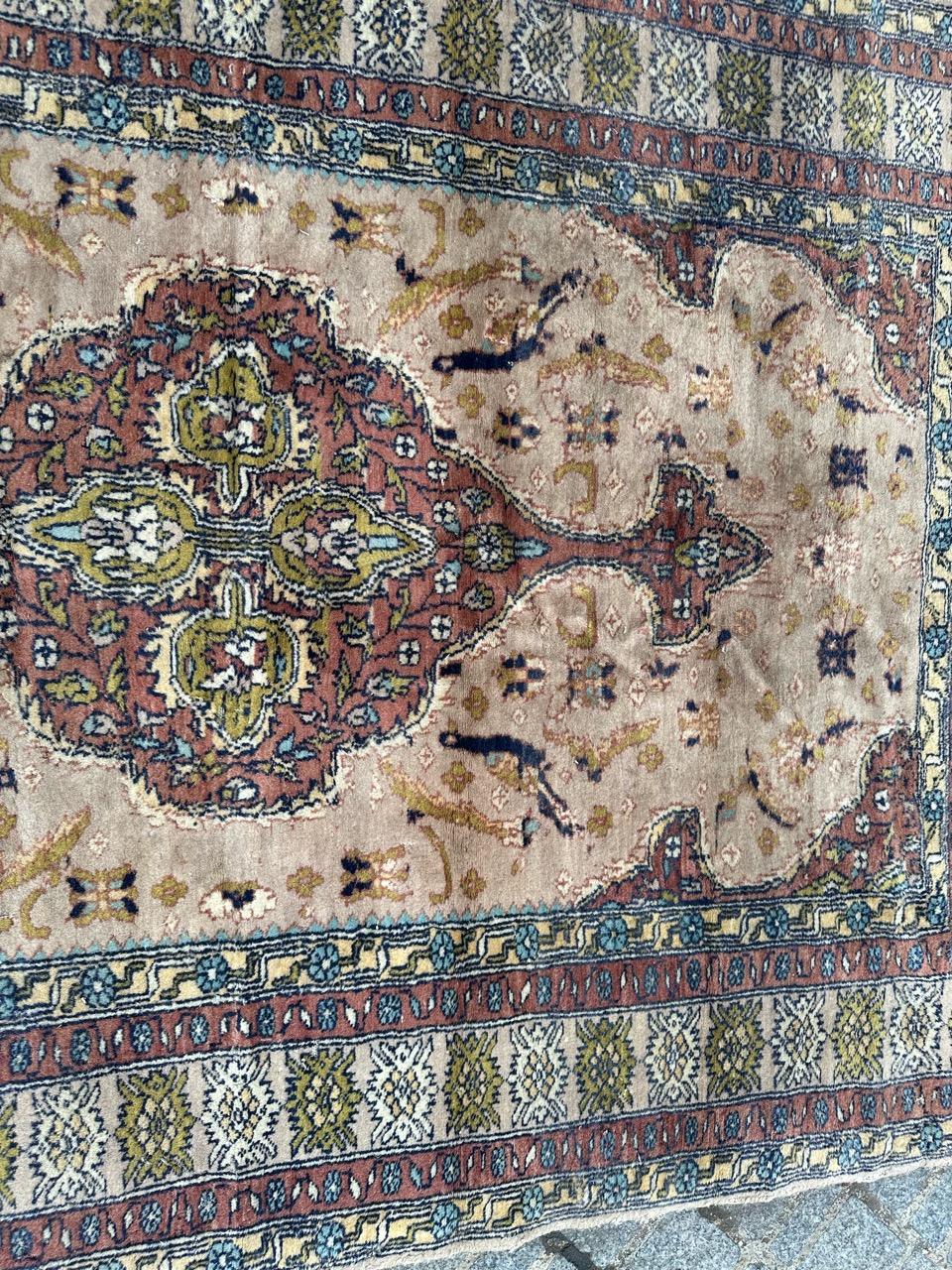 Pretty mid century Pakistani rug with a central medallion floral Persian rug and nice colours with a light pink, purple green, sky blue, navy blue, yellow and white, entirely and finely hand knotted with wool on cotton foundation.
Small wears at the