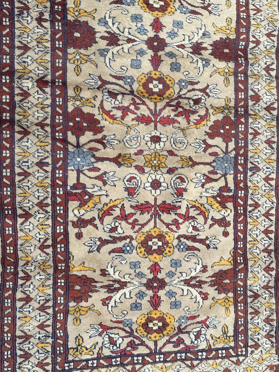 Pretty mid century Pakistani rug with a floral Persian rug and nice colours with a beige field, yellow, red, blue with and black, entirely and finely hand knotted with wool on cotton foundation.
✨✨✨
