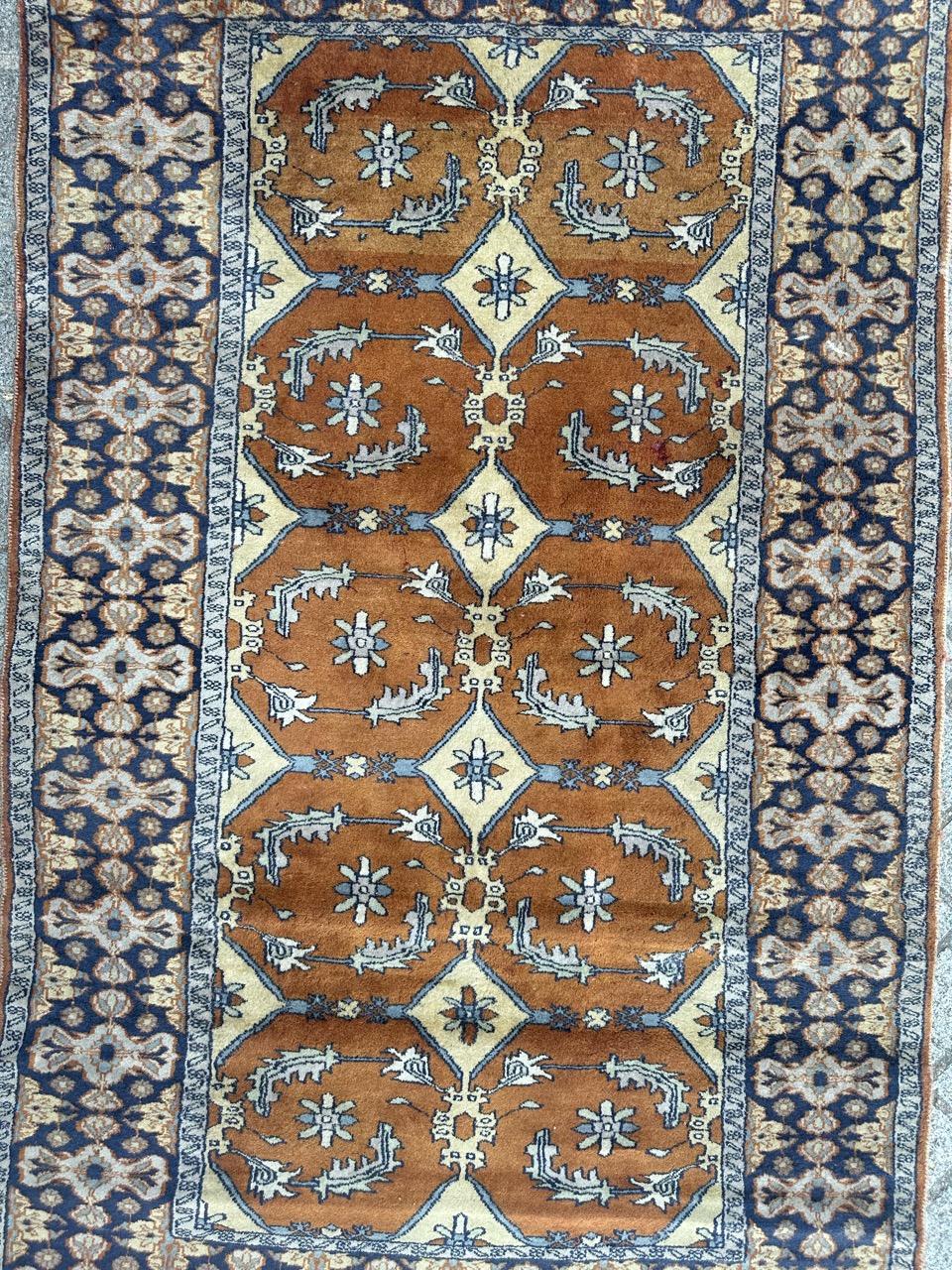 Pretty mid century Pakistani rug with a floral and stylized Persian design rug and nice colours with a orange field, yellow, blue, navy blue and grey, entirely and finely hand knotted with wool on cotton foundation.
Small wears 
✨✨✨
