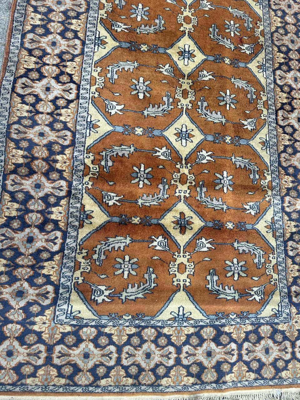 Agra Pretty vintage Pakistani rug For Sale
