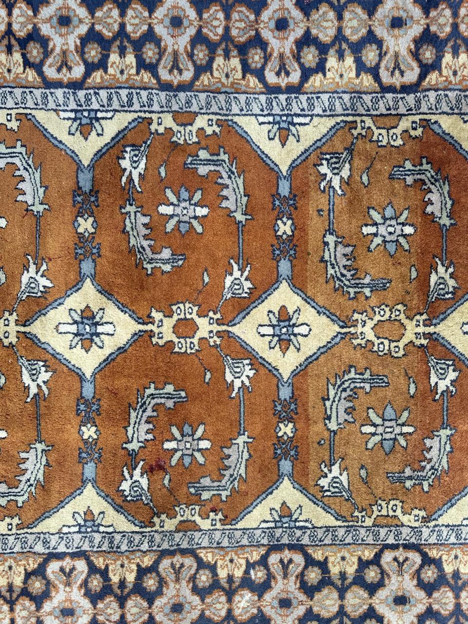 Hübscher pakistanischer Vintage-Teppich (Handgeknüpft) im Angebot