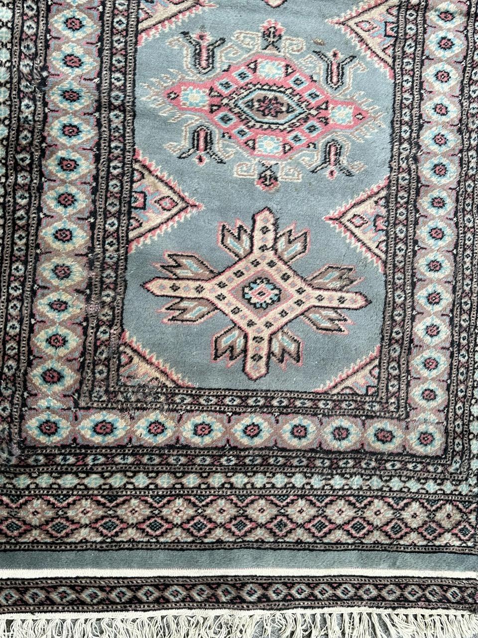 Schöner pakistanischer Teppich aus der Mitte des Jahrhunderts mit schönem turkmenischem Design und schönen Farben in blau, rosa, grau und schwarz, komplett handgeknüpft mit Wolle auf Baumwollbasis 

✨✨✨
