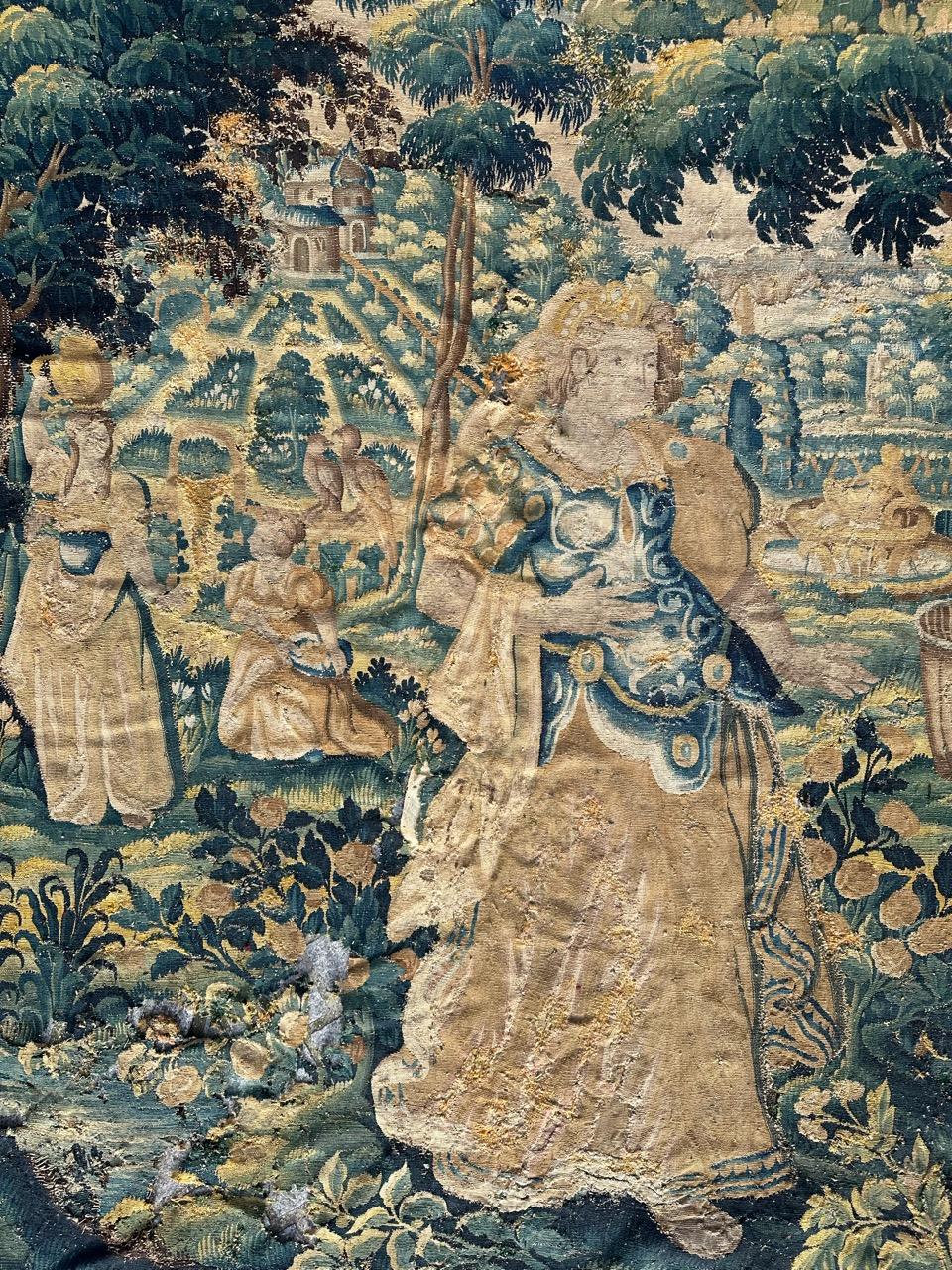 Sehr schönes und altes französisches Wandteppichfragment aus der Mitte des 16. Jahrhunderts, mit schönem Design seiner Zeit und schönen natürlichen Farben, komplett handgewebt mit Wolle und Seide. 
Alle Löcher werden von Fachleuten mit den alten