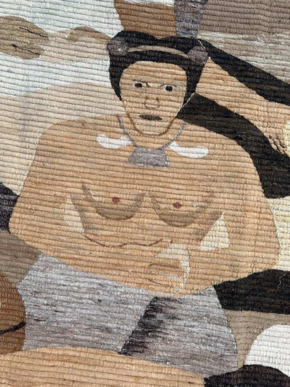 Entdecken Sie die Eleganz dieses handgewebten peruanischen Wandteppichs im Art-Déco-Stil, der das exquisite Design der im Dorf arbeitenden Frauen zeigt.
Unten ist ein Monogramm mit dem Namen des Künstlers zu sehen. ( G.P )
✨✨✨
