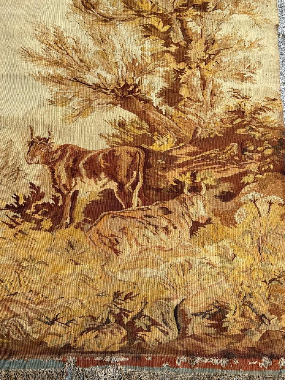 Très belle et fine tapisserie d'Aubusson avec un joli design représentant deux vaches sous l'arbre, aux belles couleurs naturelles, avec du jaune, du beige, du marron et du vert, entièrement et finement tissée à la main avec de la laine dans les