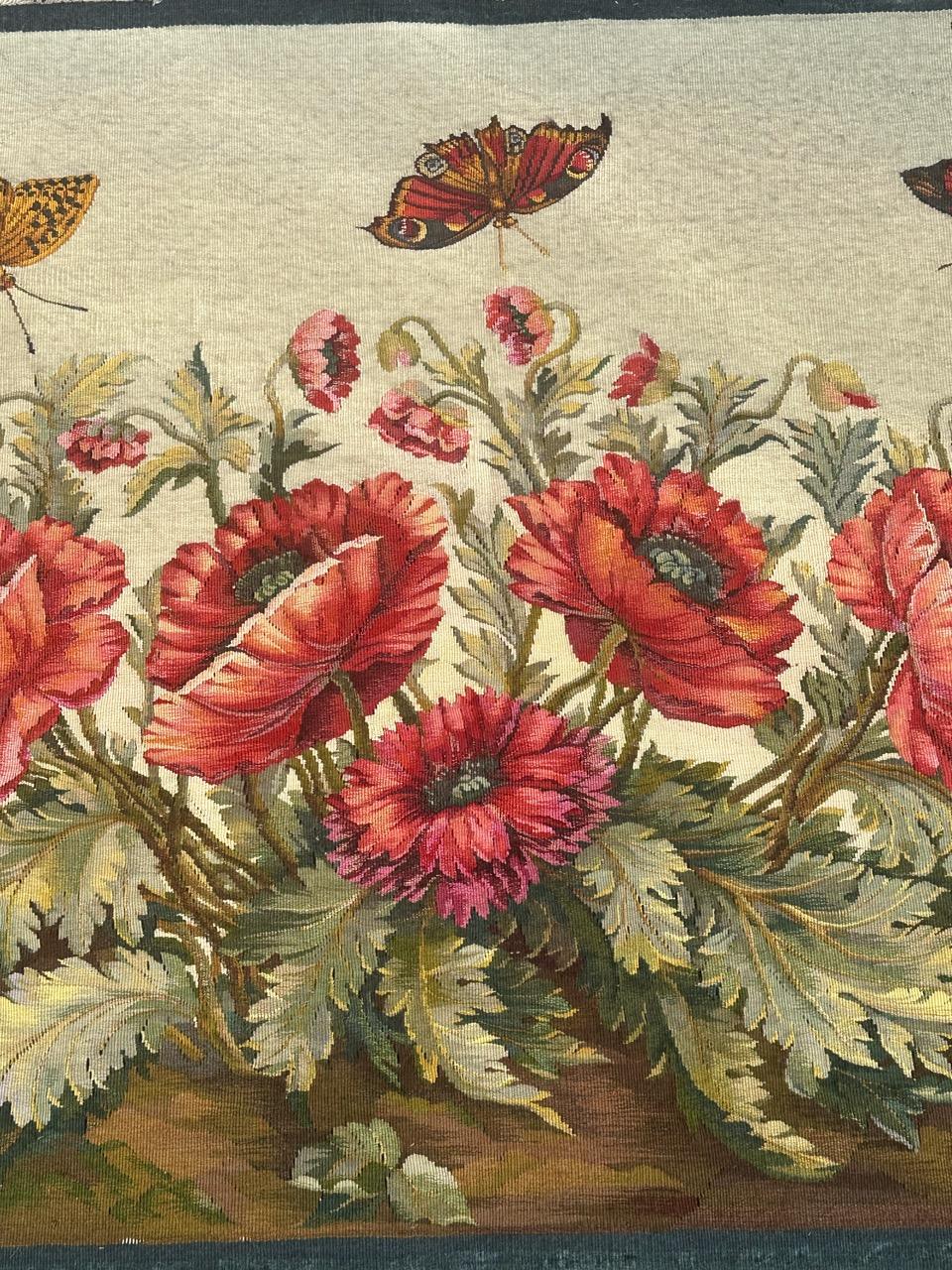 Bobyrug's wundervoller französischer Aubusson Wandteppich, Blumen und Schmetterlinge Design  (Französisch) im Angebot