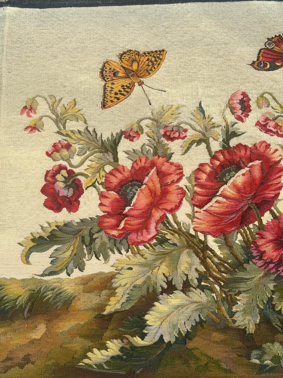 Bobyrug's wundervoller französischer Aubusson Wandteppich, Blumen und Schmetterlinge Design  (Handgewebt) im Angebot