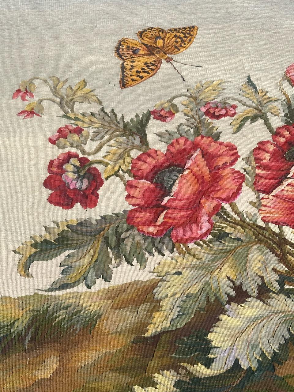 Bobyrug's wundervoller französischer Aubusson Wandteppich, Blumen und Schmetterlinge Design  (20. Jahrhundert) im Angebot