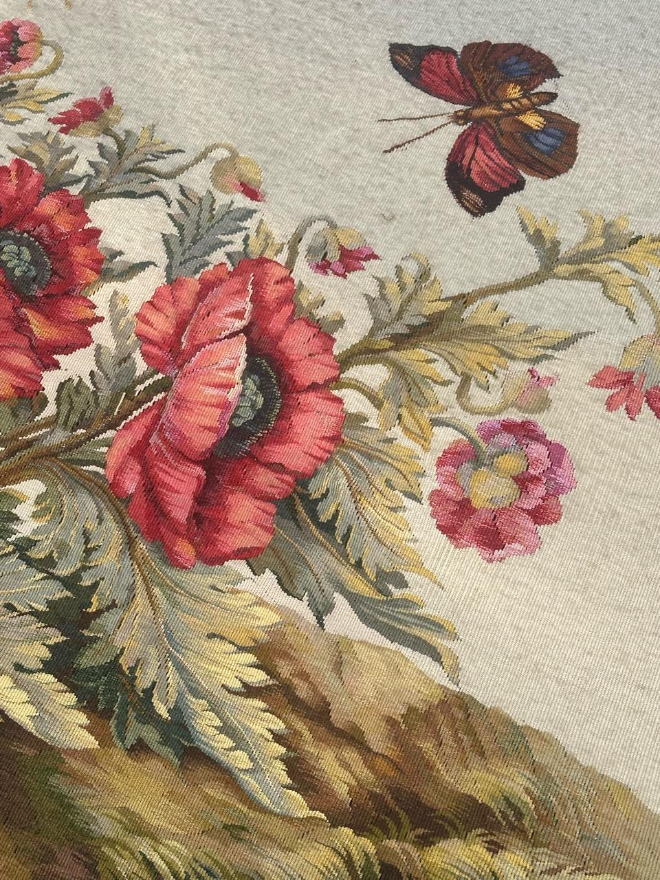 Bobyrug's wundervoller französischer Aubusson Wandteppich, Blumen und Schmetterlinge Design  (Wolle) im Angebot
