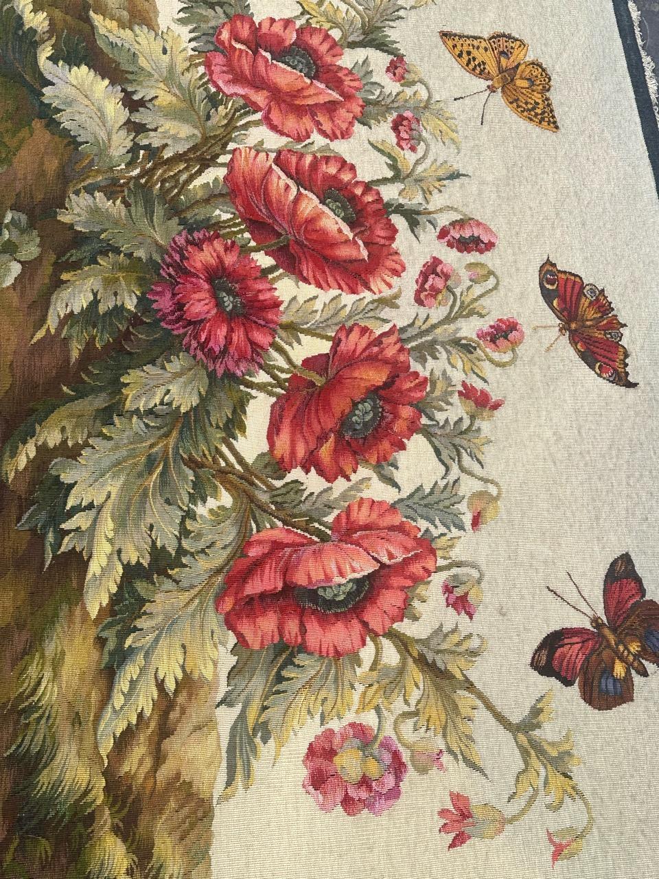 Bobyrug's wundervoller französischer Aubusson Wandteppich, Blumen und Schmetterlinge Design  im Angebot 1