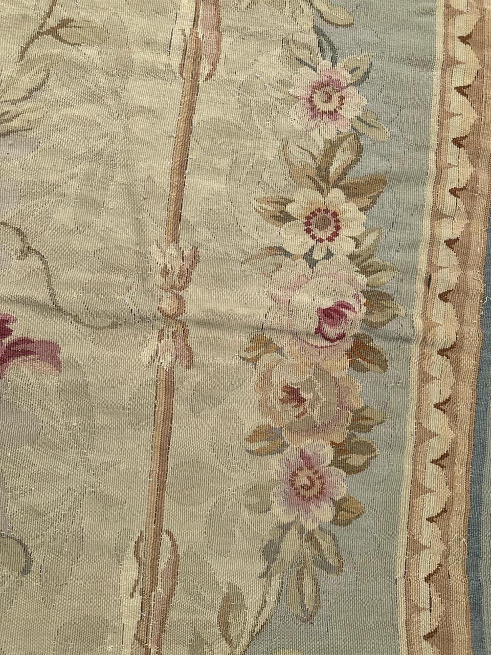 Wunderschöner großer antiker französischer Aubusson-Teppich im Angebot 3