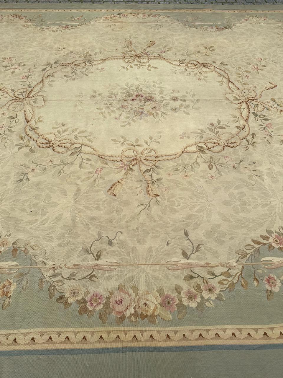 Wunderschöner großer antiker französischer Aubusson-Teppich im Angebot 7