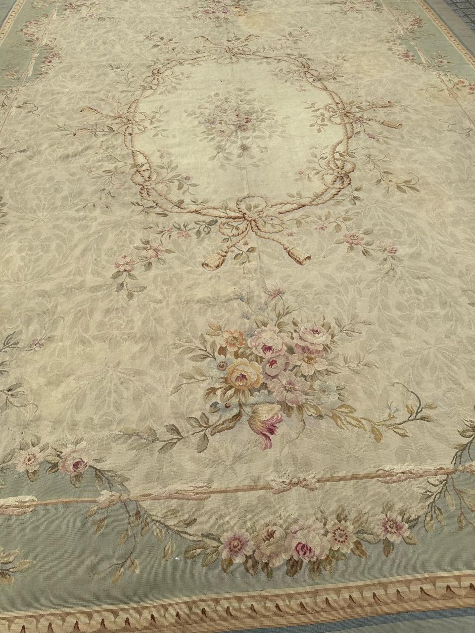 Wunderschöner großer antiker französischer Aubusson-Teppich im Angebot 11