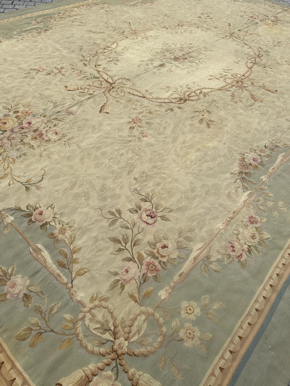 Wunderschöner großer antiker französischer Aubusson-Teppich im Angebot 12