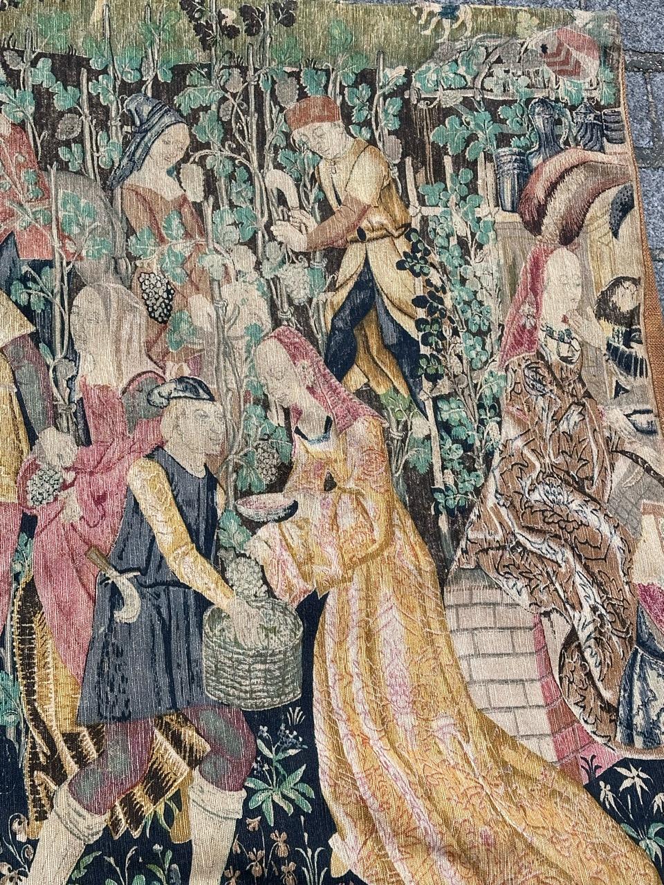Descubre la elegancia de este tapiz francés de mediados de siglo estampado a mano con el exquisito diseño del célebre tapiz del museo medieval 