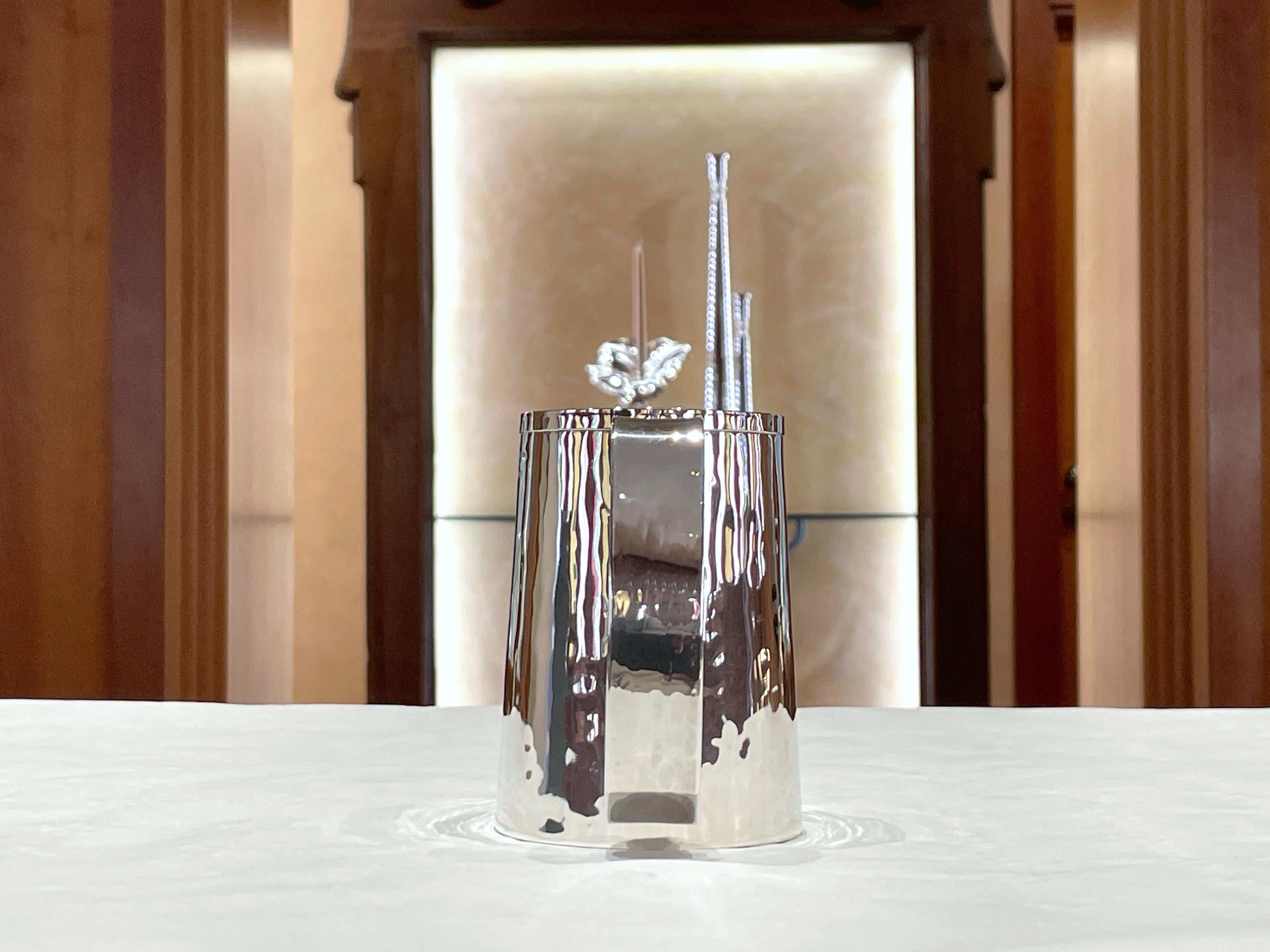 Brandimarte 925/ooo sterling silver beer mug
Height 11 cm
Base 8 cm
Width including handle 12 cm
Weight 186g
Manufactured by Brandimarte - Florence - Italy
Handmade.

Hammered workmanship has always been a hallmark of the Brandimarte