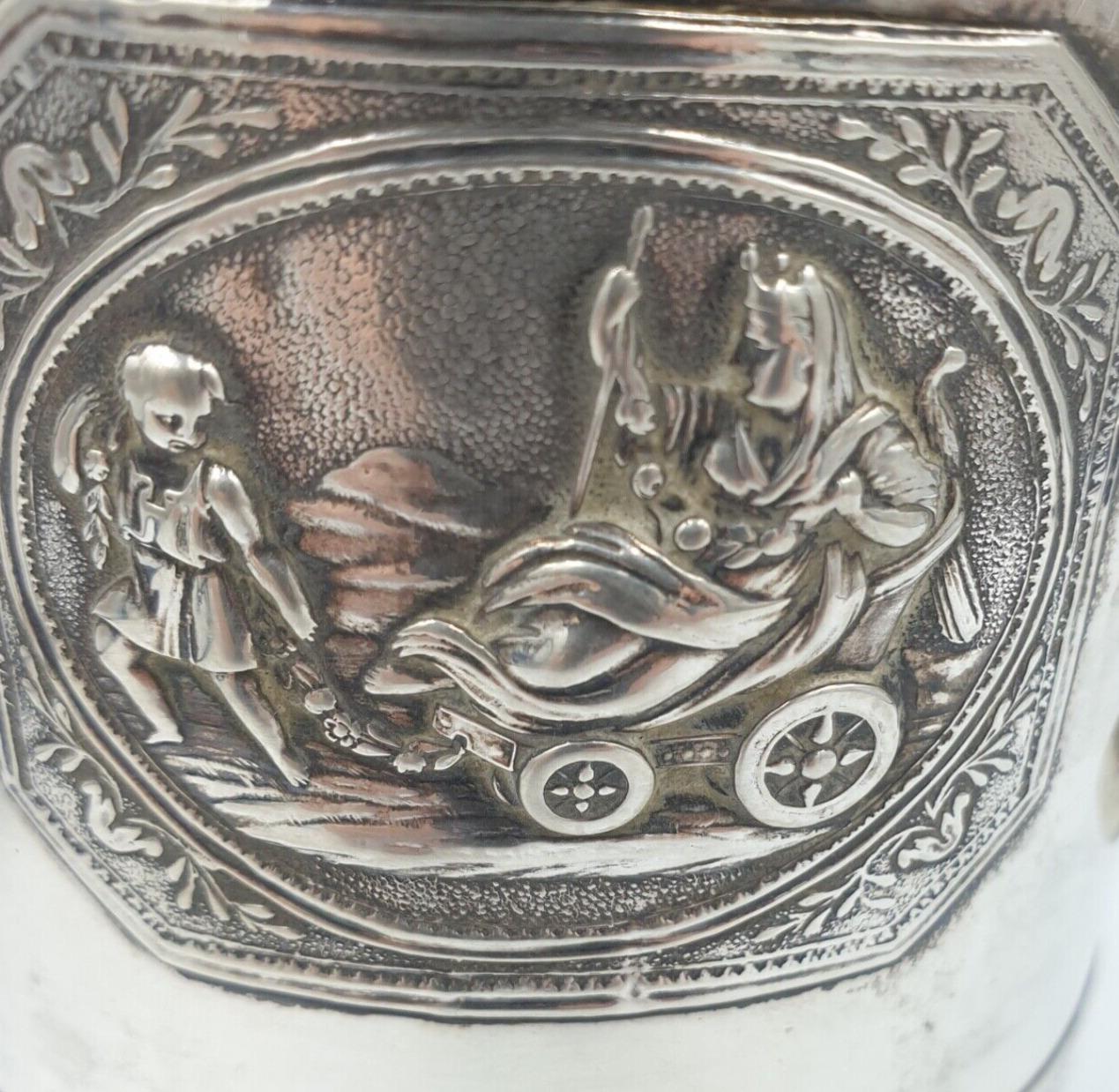 Rare chope de bière russe vintage en argent 875/1000 embossé. Fabriqué à Saint-Pétersbourg en 1825.

Diamètre de la base 8,5 cm. Diamètre de la bouche 11 cm. Largeur, poignée comprise, 14,5 cm. Hauteur totale 17,5 cm. Poids 377,85 grammes.

Vendu