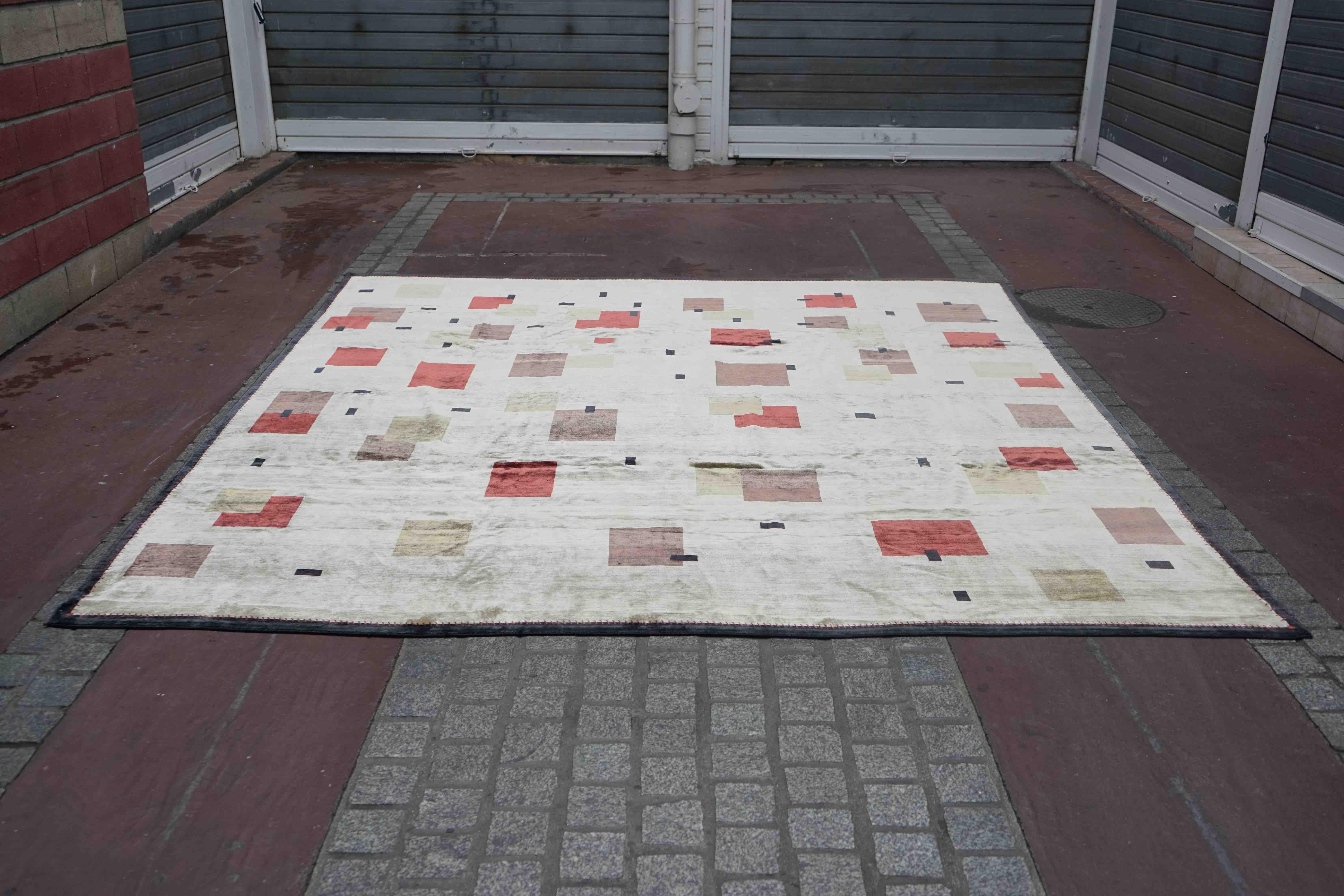 Künstlerischer Teppich von DM, Design N. 11

Natürliche Seide, feine Qualität

2000

306 x 329 cm, 120.5 x 129.5 in

Hergestellt in der Werkstatt von Boccara, Ägypten; Endbearbeitung in Frankreich