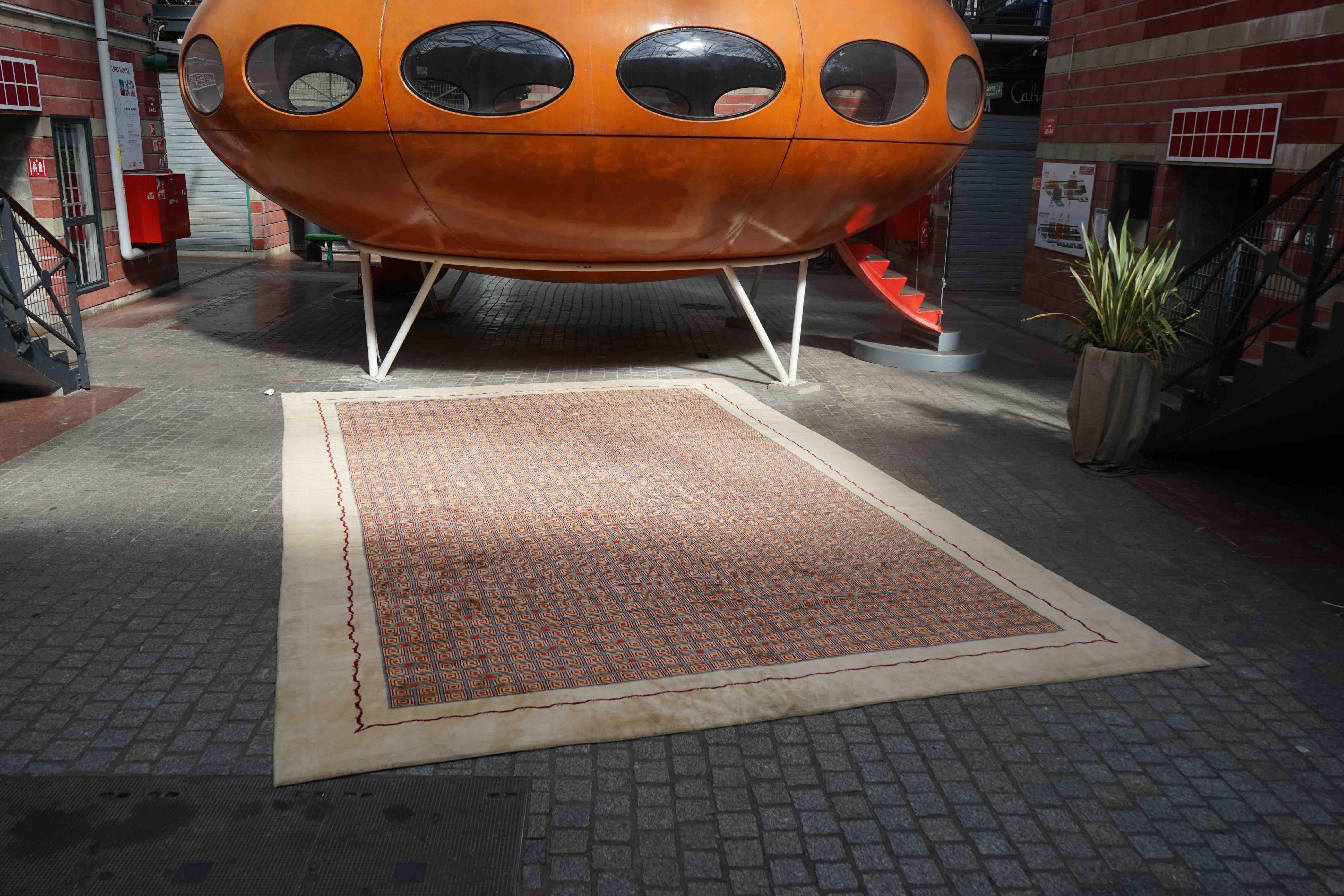 Artistic Rug von Boccara, afrikanisch inspiriertes Design

Wolle

2000

600 x 400 cm, 236 x 157 in

Hergestellt in der Werkstatt von Boccara, Ägypten; Endbearbeitung in Frankreich.


