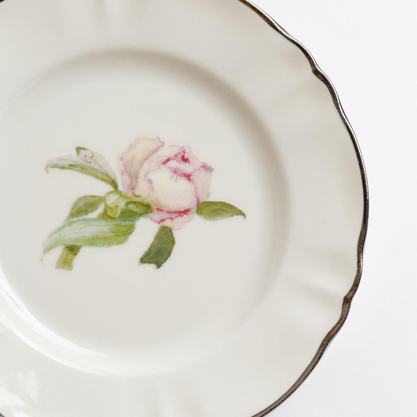 A classic design imbued with a delicate artistic sensibility, this set of four plates designed to serve bread on elegant occasions is entirely crafted of top-rate ivory porcelain and painted by hand. The slightly-reddened, blooming white peony