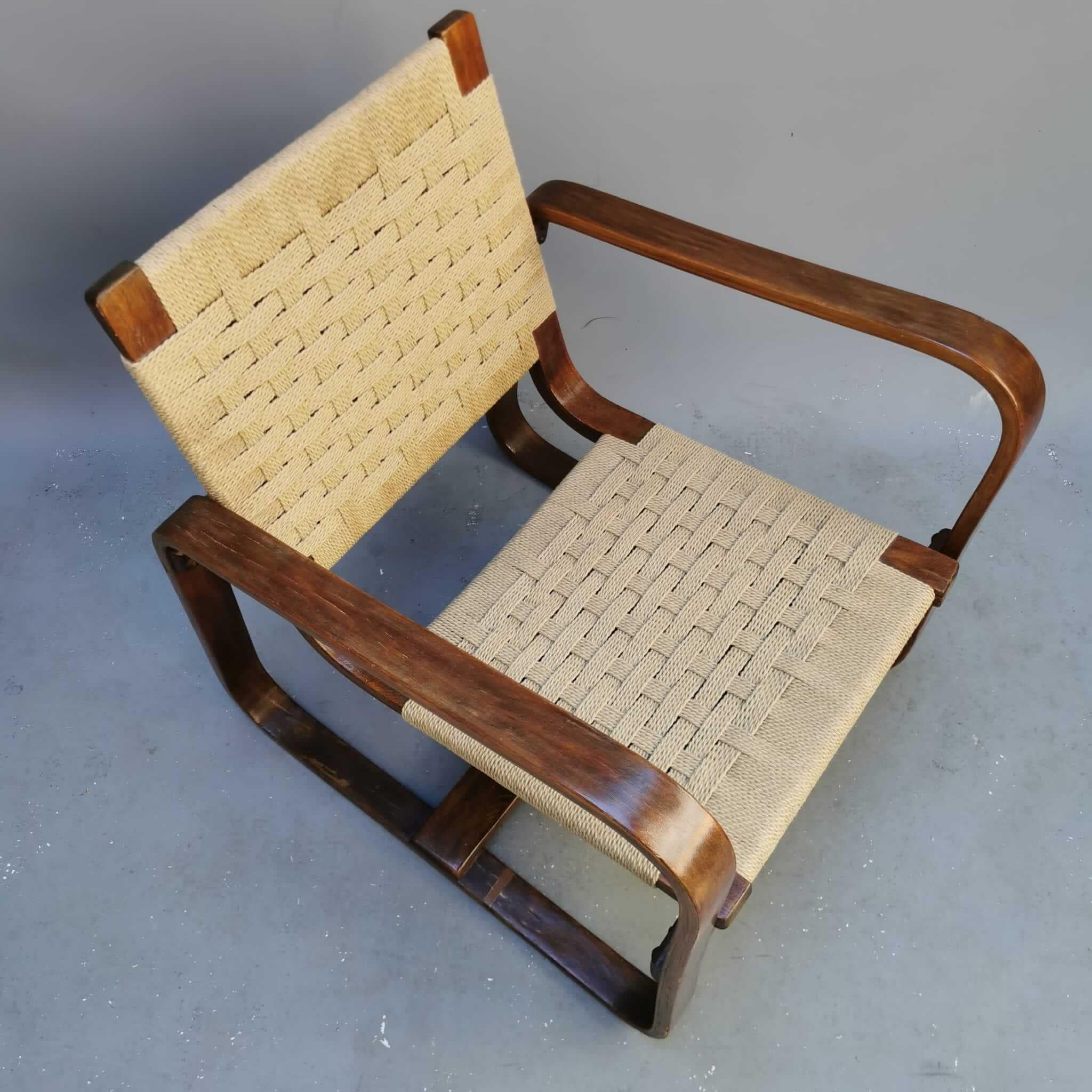 Ce projet de Giuseppe Pagano a été développé pour l'Université Bocconi. Il s'agit d'un fauteuil moderne qui est un symbole du modernisme italien du milieu du siècle, très inspirant. Un objet de grande collection, parfait pour tout intérieur. L'objet