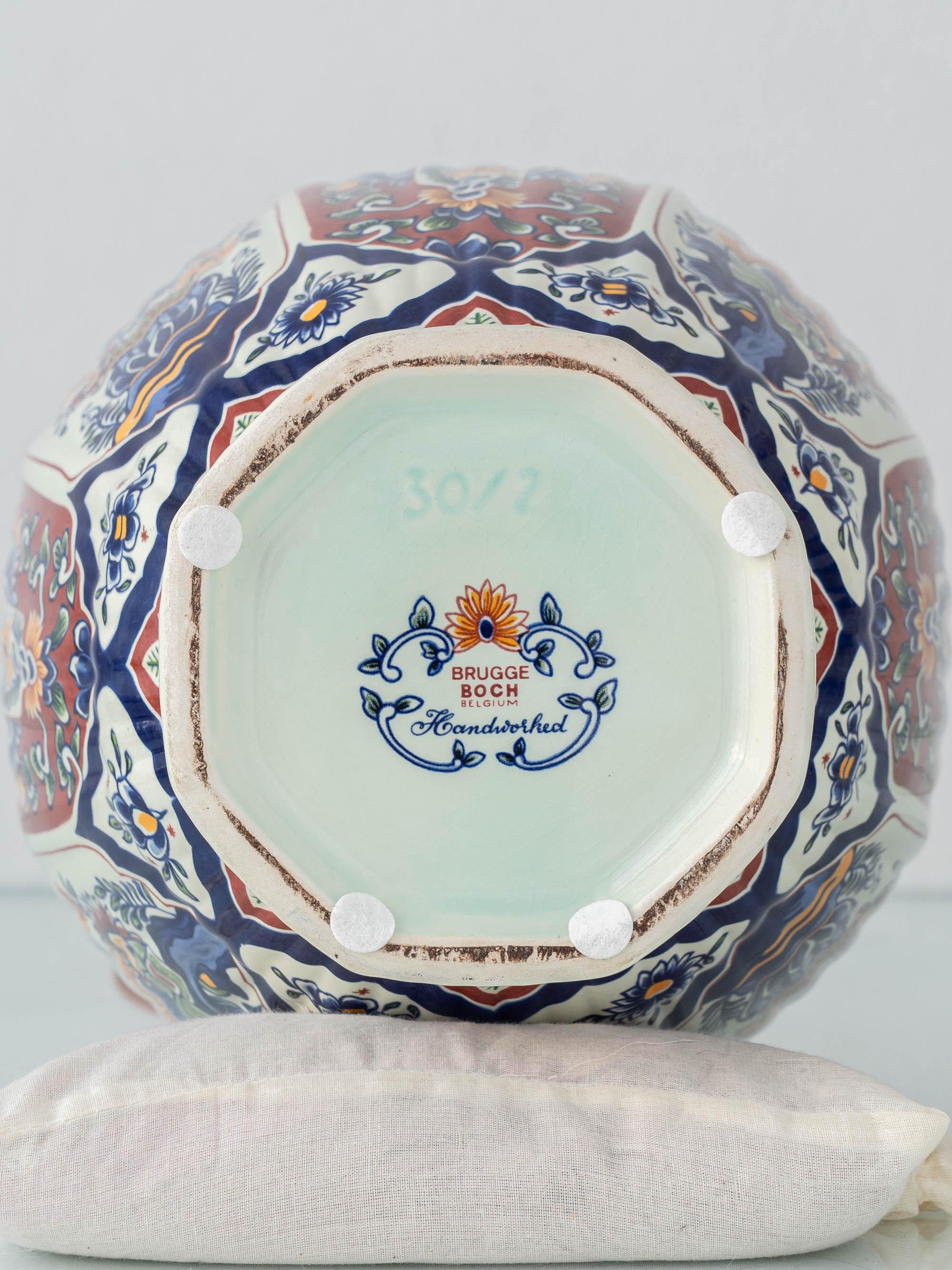 Boch Belgium Delft-Style Polychrome Faience Table Lamp, New Dupion-Silk Shade In Good Condition For Sale In AMSTERDAM, NL