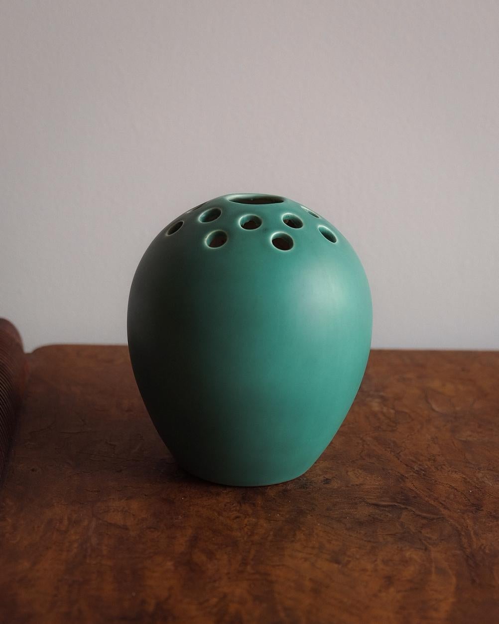 Jarrón Art decó de cerámica esmaltada de Boch Freres. Esmalte azul. 

Bélgica, años 30