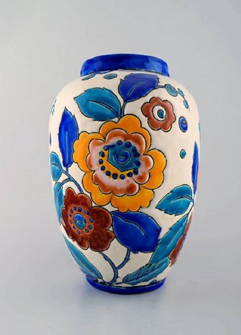 Boch Freres ceramic, Belgium large Art Deco ceramic vase,
1930s-1940s.
In perfect condition.
Marked.
Measures: 23 cm x 22 cm.