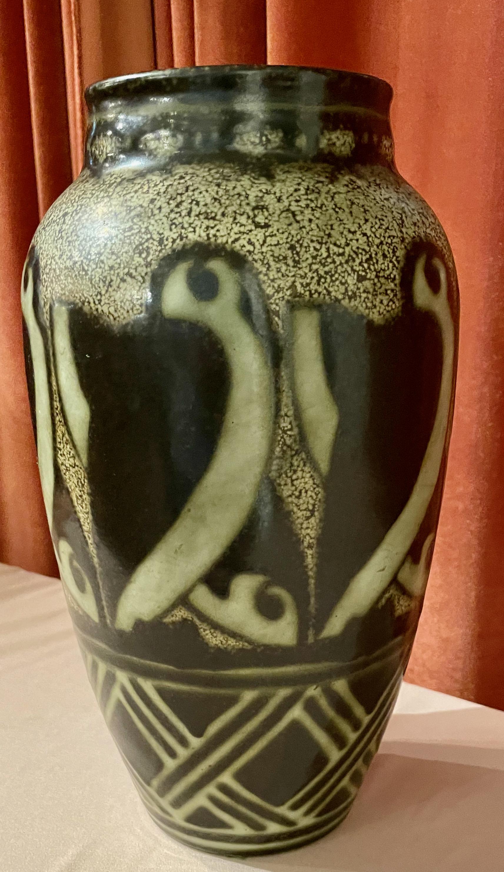 Vase Art déco en grès Gres Keramis conçu par Charles Catteau pour Boch Frères de Belgique:: vers 1925. Ces dessins d'animaux (ici un Pelikan) sont les plus recherchés et les plus collectionnés de toutes les pièces Catteau. Les pièces en grès à