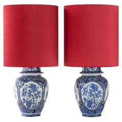 Boch Frères Delft Blue Tischlampen, 1969-1979, mit neuen roten Samtschirmen, Paar