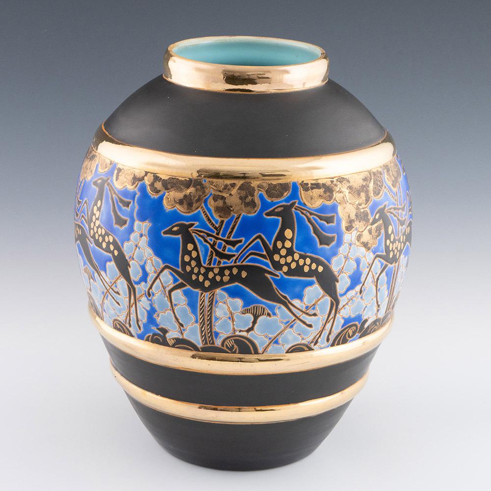 Titolo : Uno splendido vaso in terracotta di Raymond Chevalier
Data: c1935
Origine : La Louviers, Belgio
Caratteristiche della ciotola: Gazzelle saltellanti in mezzo a un fogliame stilizzato incastonato tra bande dorate a nastro
Marchi : numeri