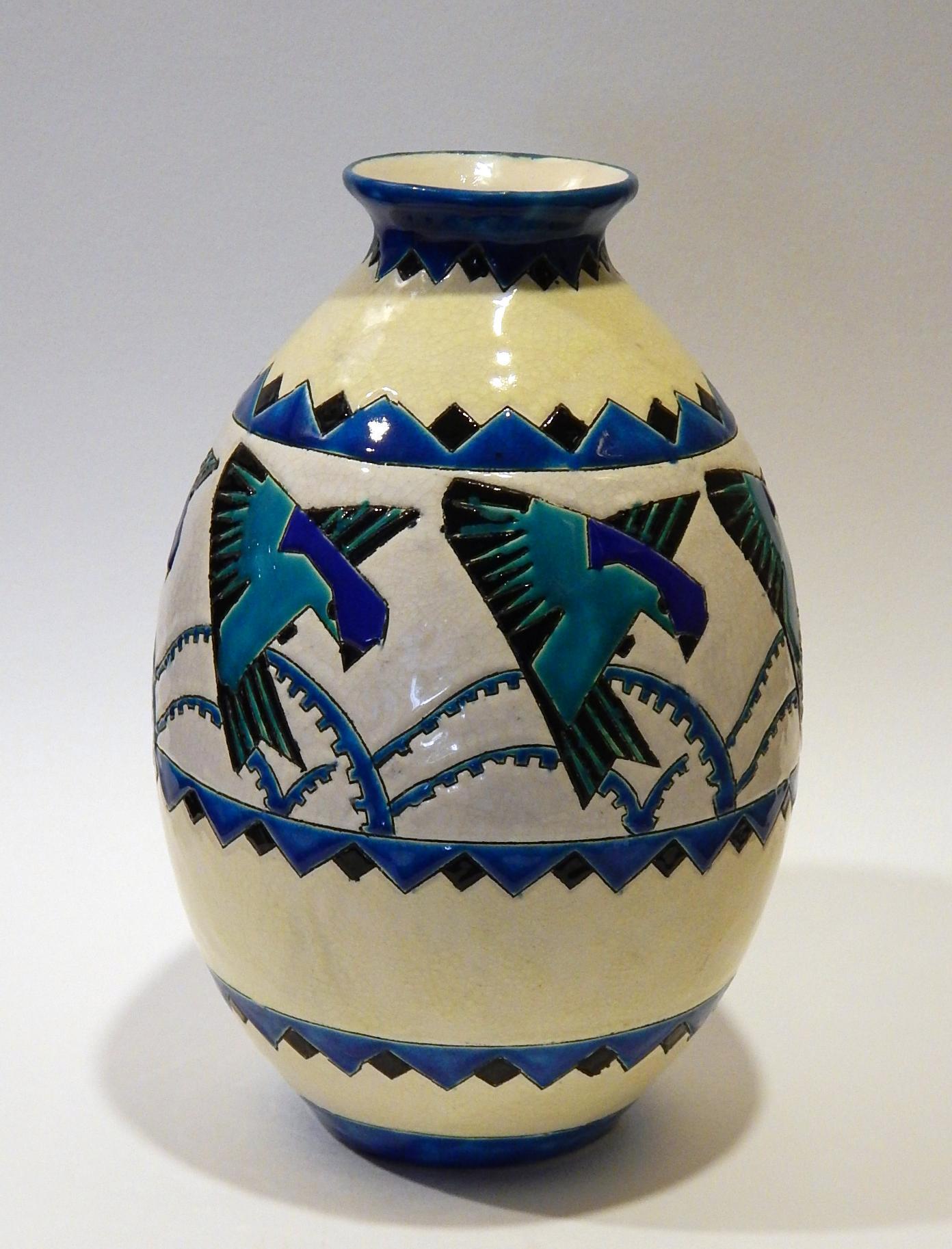 Magnifique vase Keramis avec un motif d'oiseau stylisé répété autour du centre.
Mesures : 12
