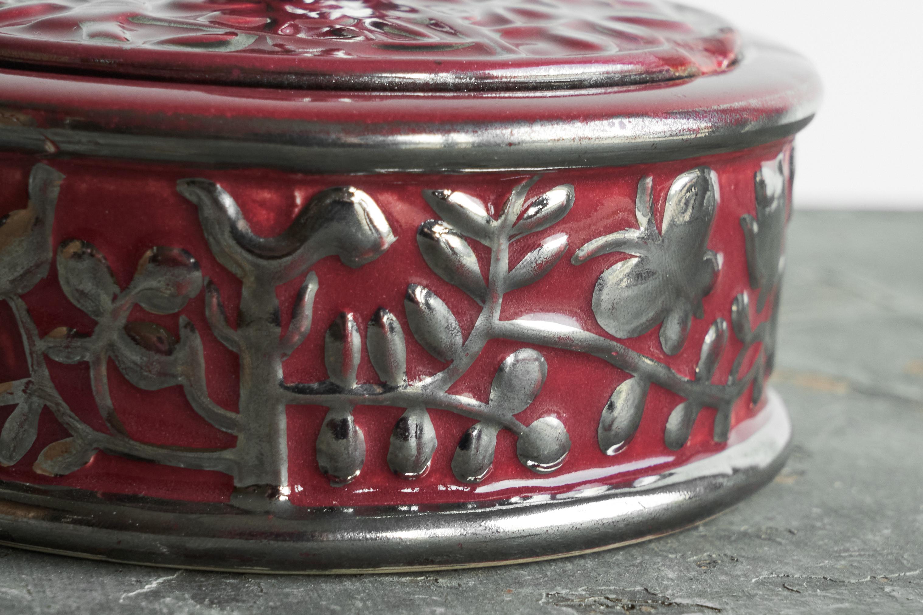 XX secolo Ciotola con coperchio rosa di Boch Frères Keramis con fiori e farfalle smaltati in argento in vendita