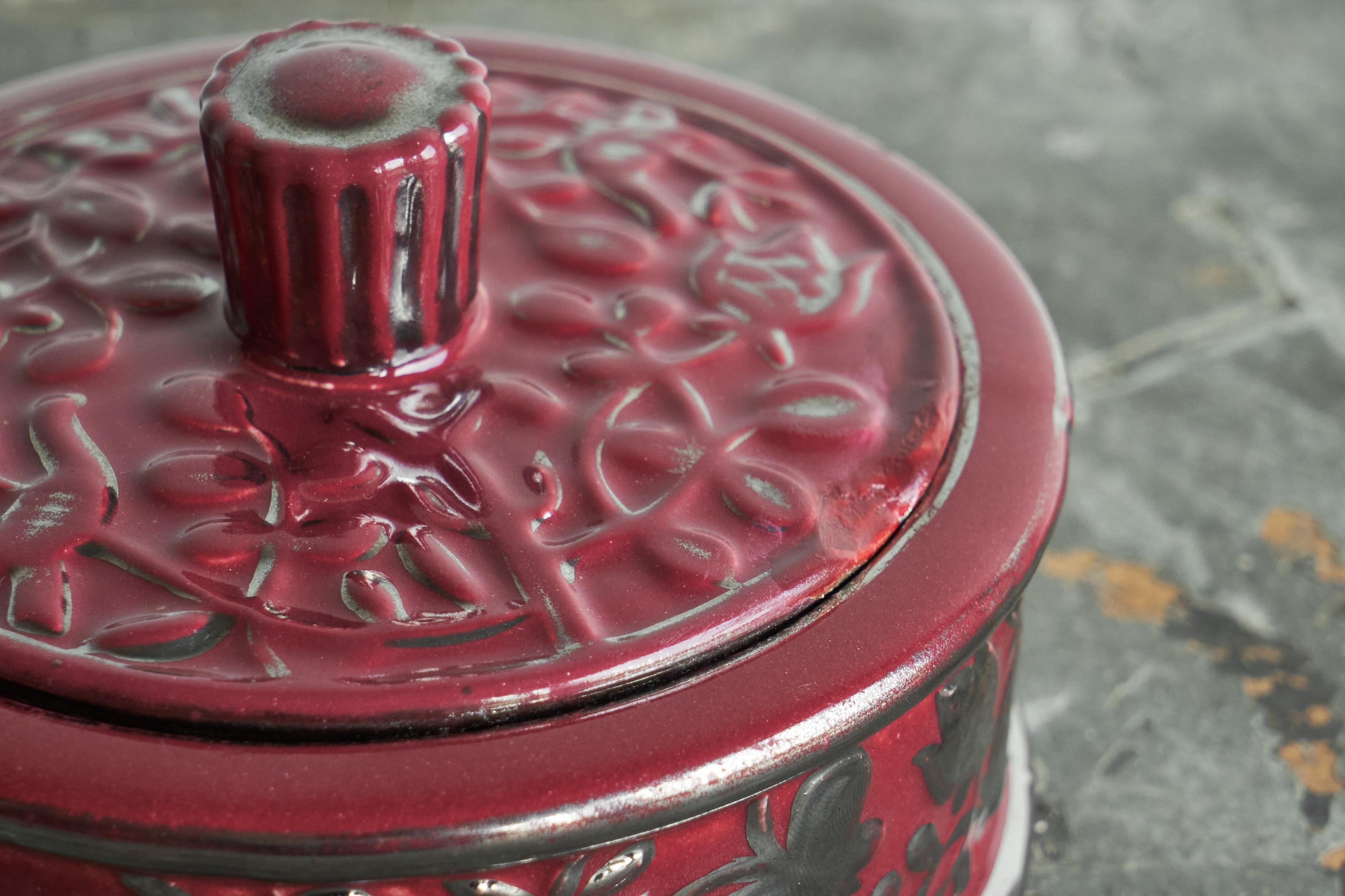 Terracotta Ciotola con coperchio rosa di Boch Frères Keramis con fiori e farfalle smaltati in argento in vendita