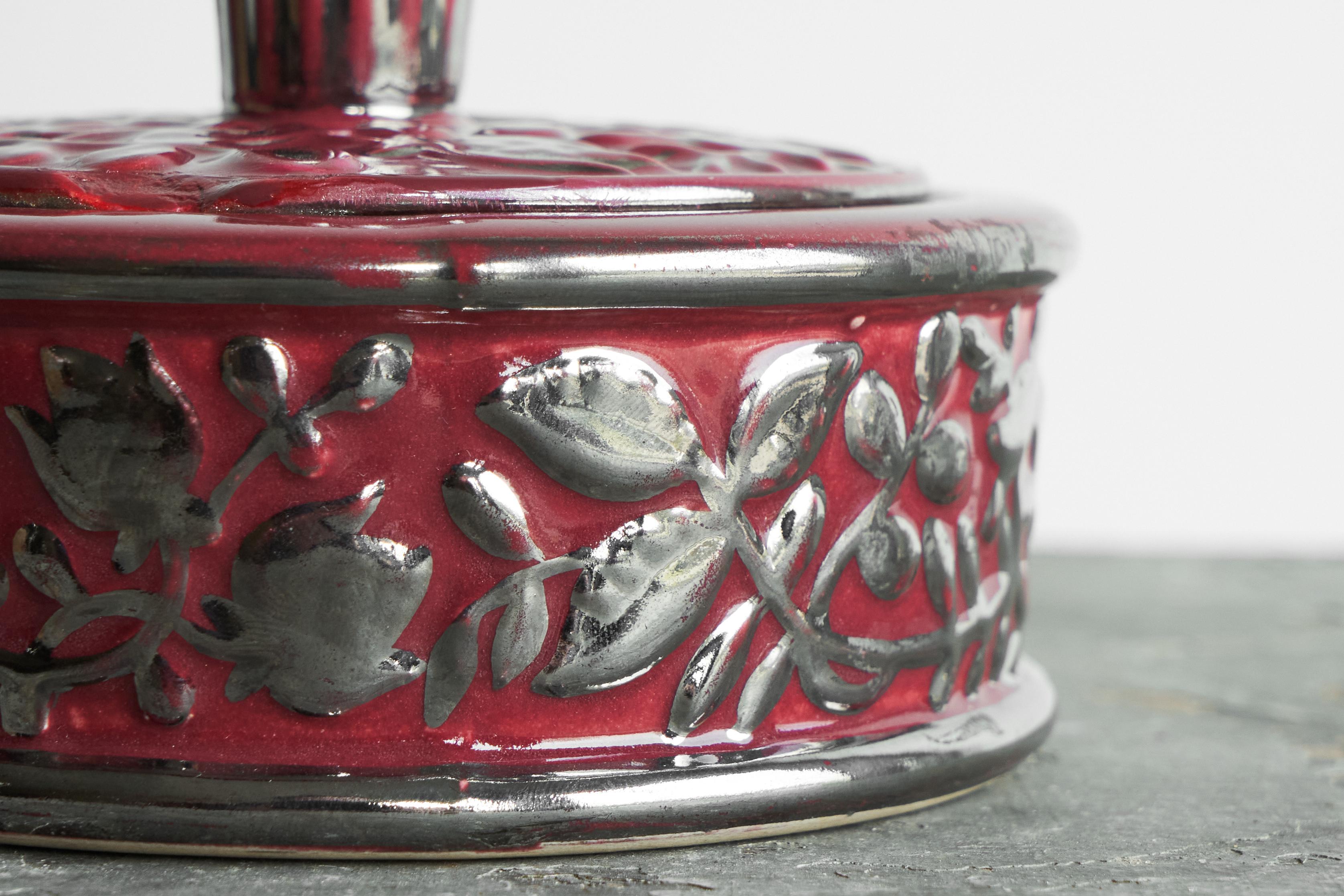 Ciotola con coperchio rosa di Boch Frères Keramis con fiori e farfalle smaltati in argento in vendita 1