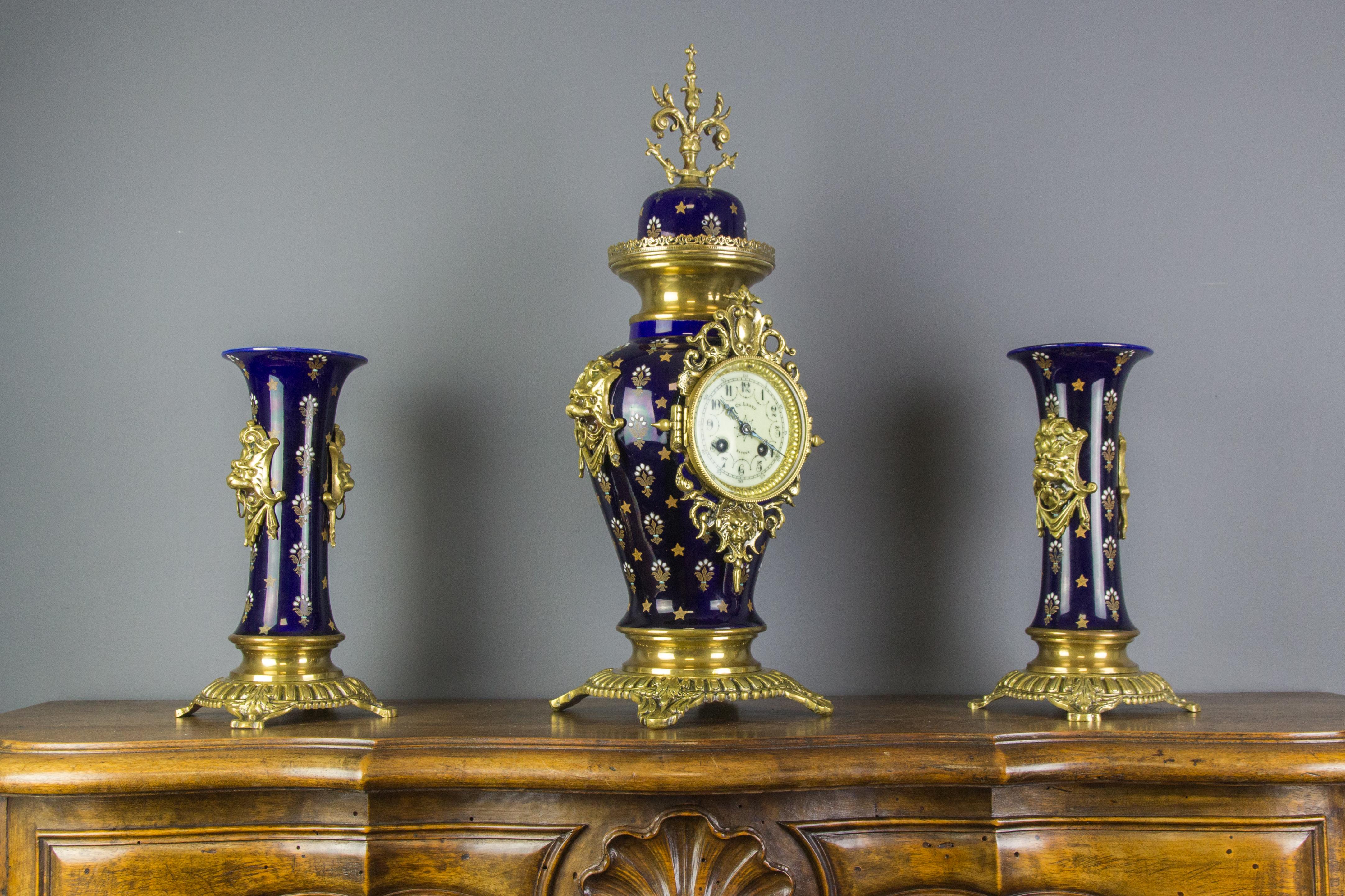 Reloj de tres piezas Boch Frères Keramis Azul Real Garniture, principios del siglo XX Belga en venta