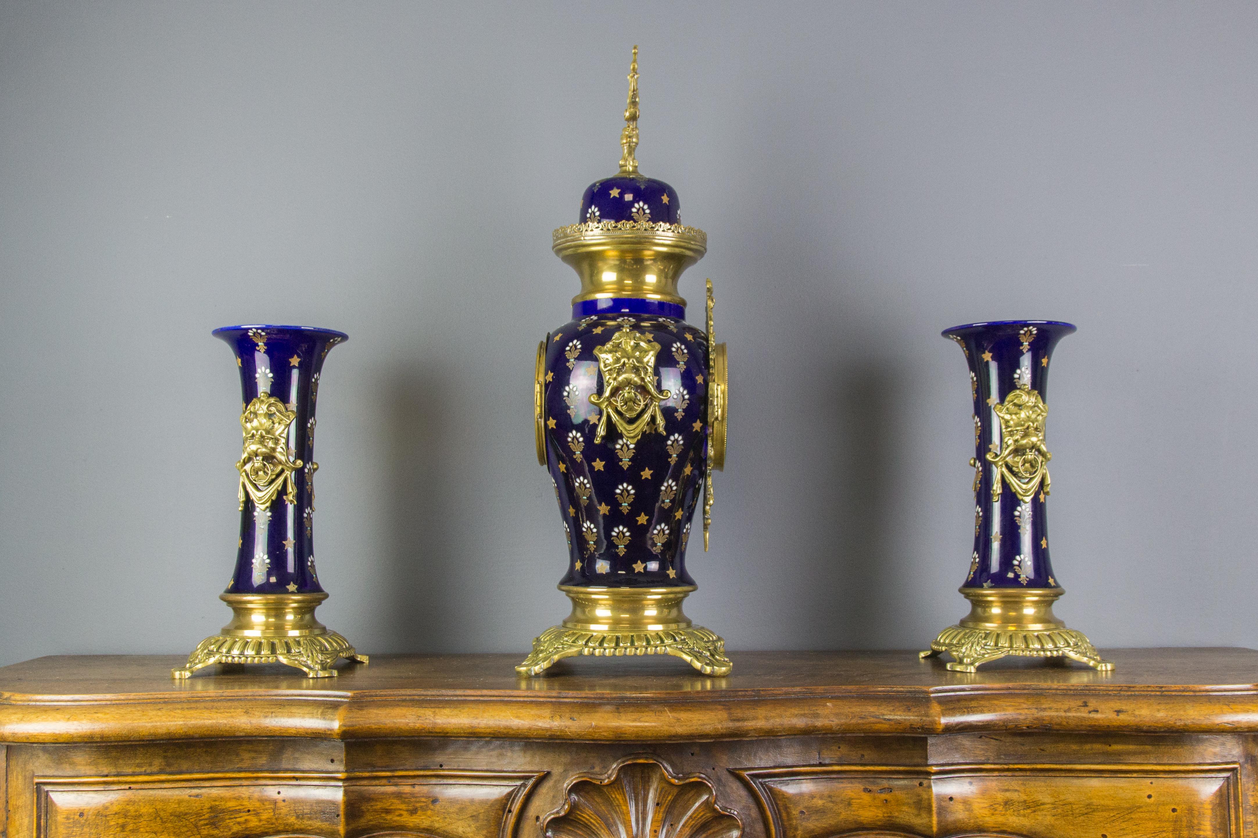 Reloj de tres piezas Boch Frères Keramis Azul Real Garniture, principios del siglo XX Glaseado en venta