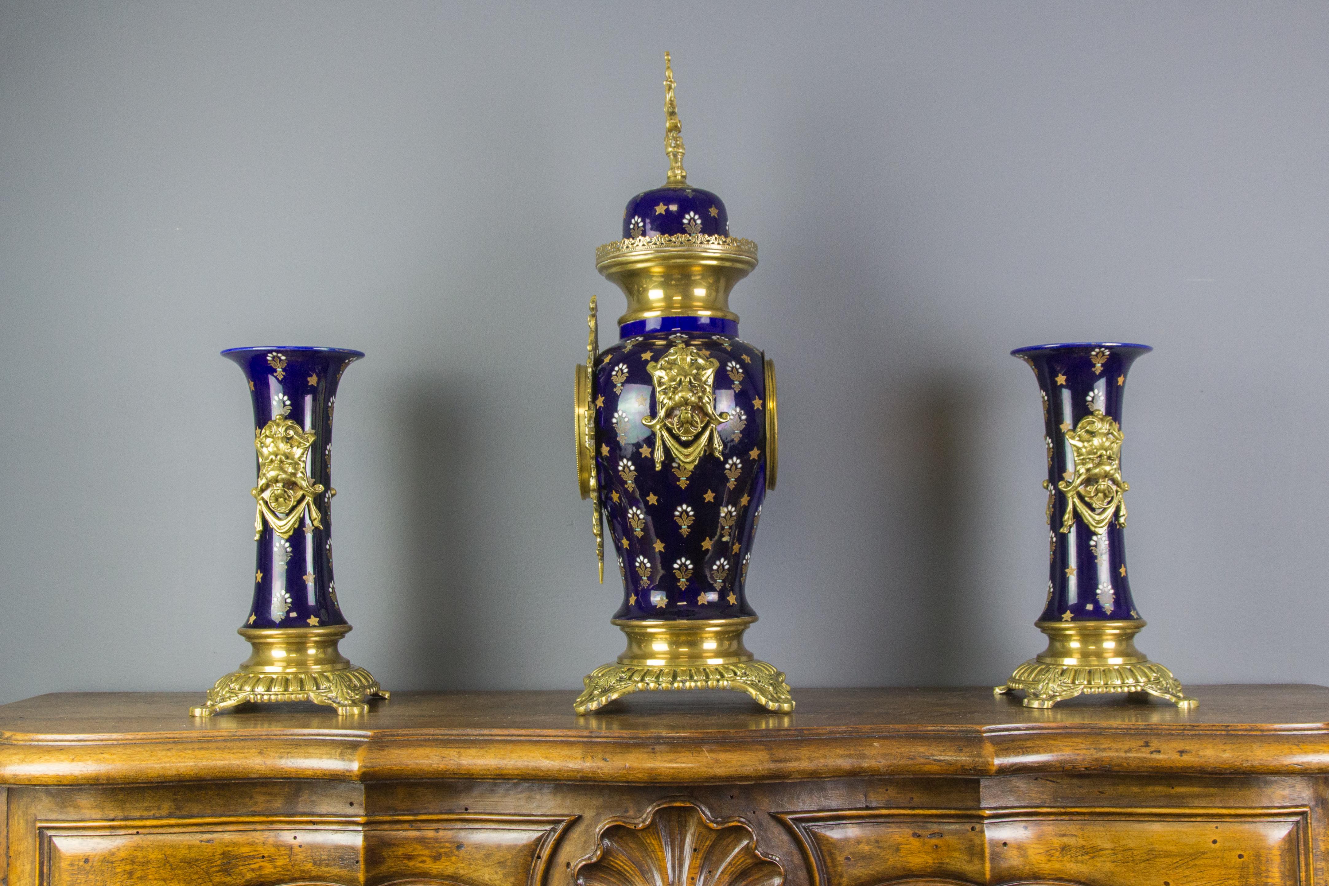 Reloj de tres piezas Boch Frères Keramis Azul Real Garniture, principios del siglo XX en venta 2