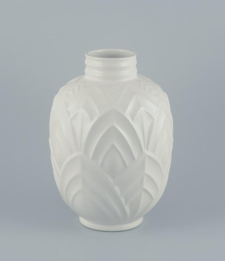 Boch Keramis, Belgium. Large ceramic vase. White glaze. Modernist design. Geometric pattern.
1970s/80s.
Marked.
In perfect condition with a minor firing flaw on the top.
Dimensions: D 24.0 cm x H 36.0 cm.