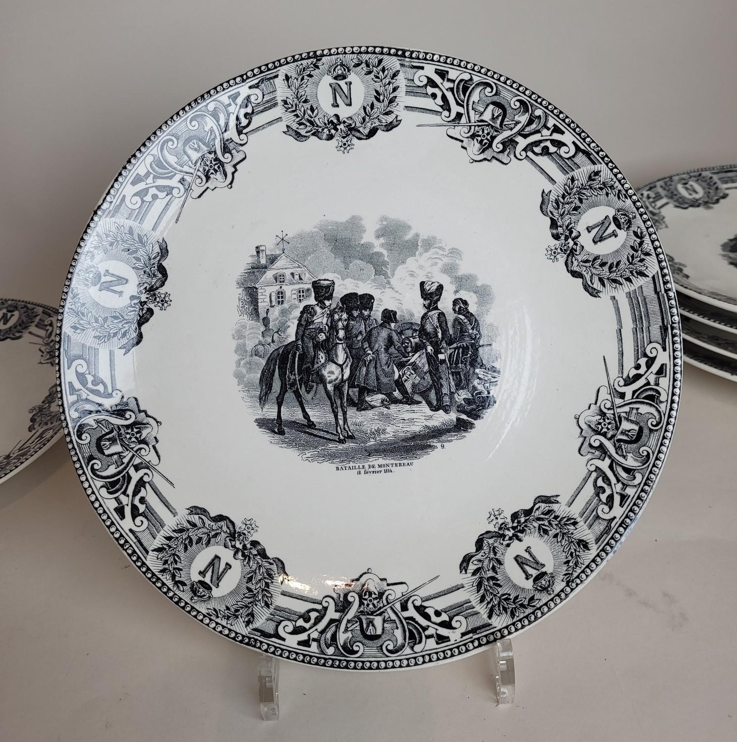 XIXe siècle Boch La Louviere, Suite de 18 assiettes, batailles de Napoléon Ist, fin du 19e siècle en vente