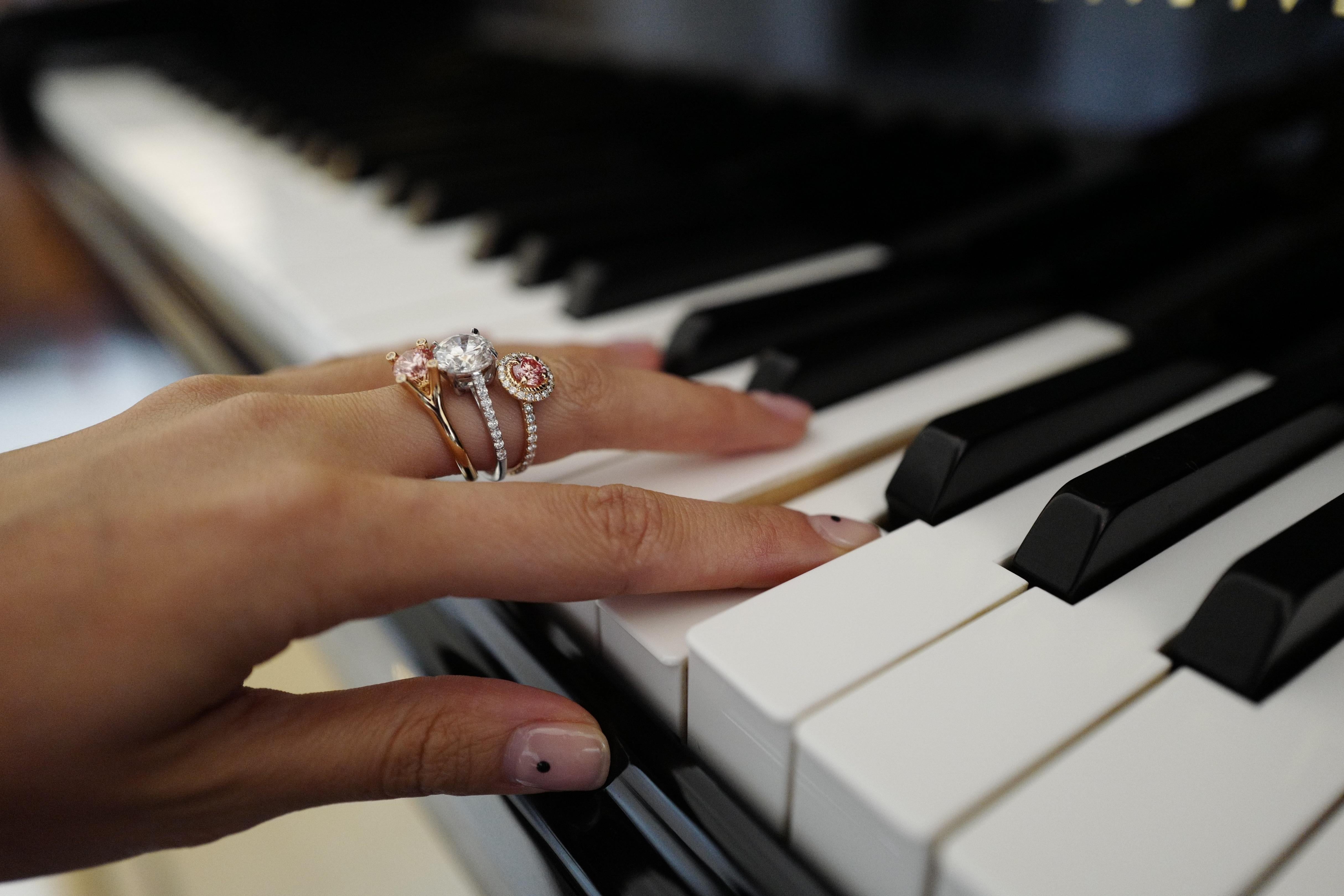 Bague Bochic rétro vintage en or 18 carats et diamants en grappe, 2 couleurs, rubis et saphirs en vente 3