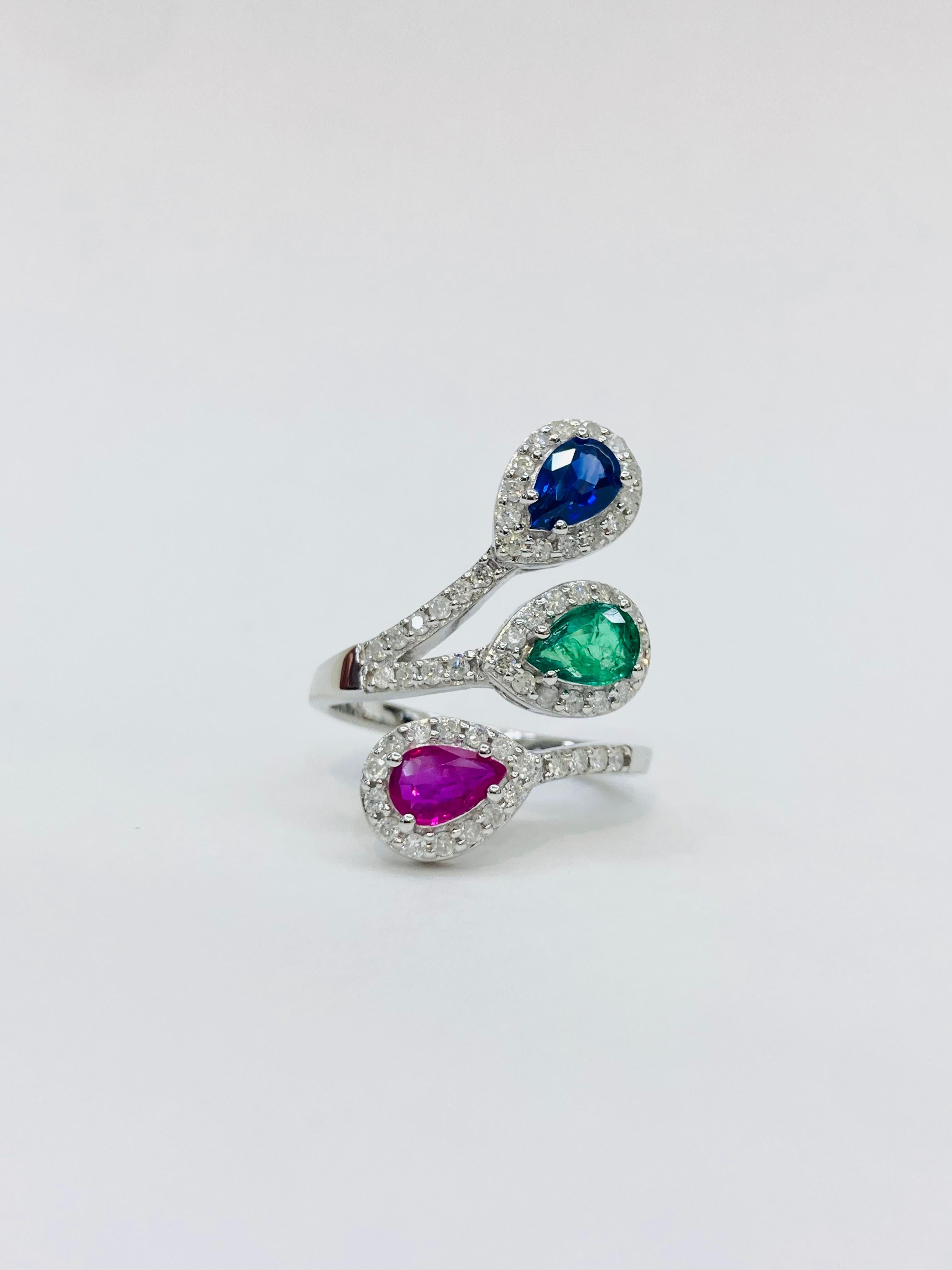 Bochic 3 Farbe Vintage Rubin, Smaragd, Saphire 18K Gold & Diamant-Cluster-Ring. (Retro) im Angebot