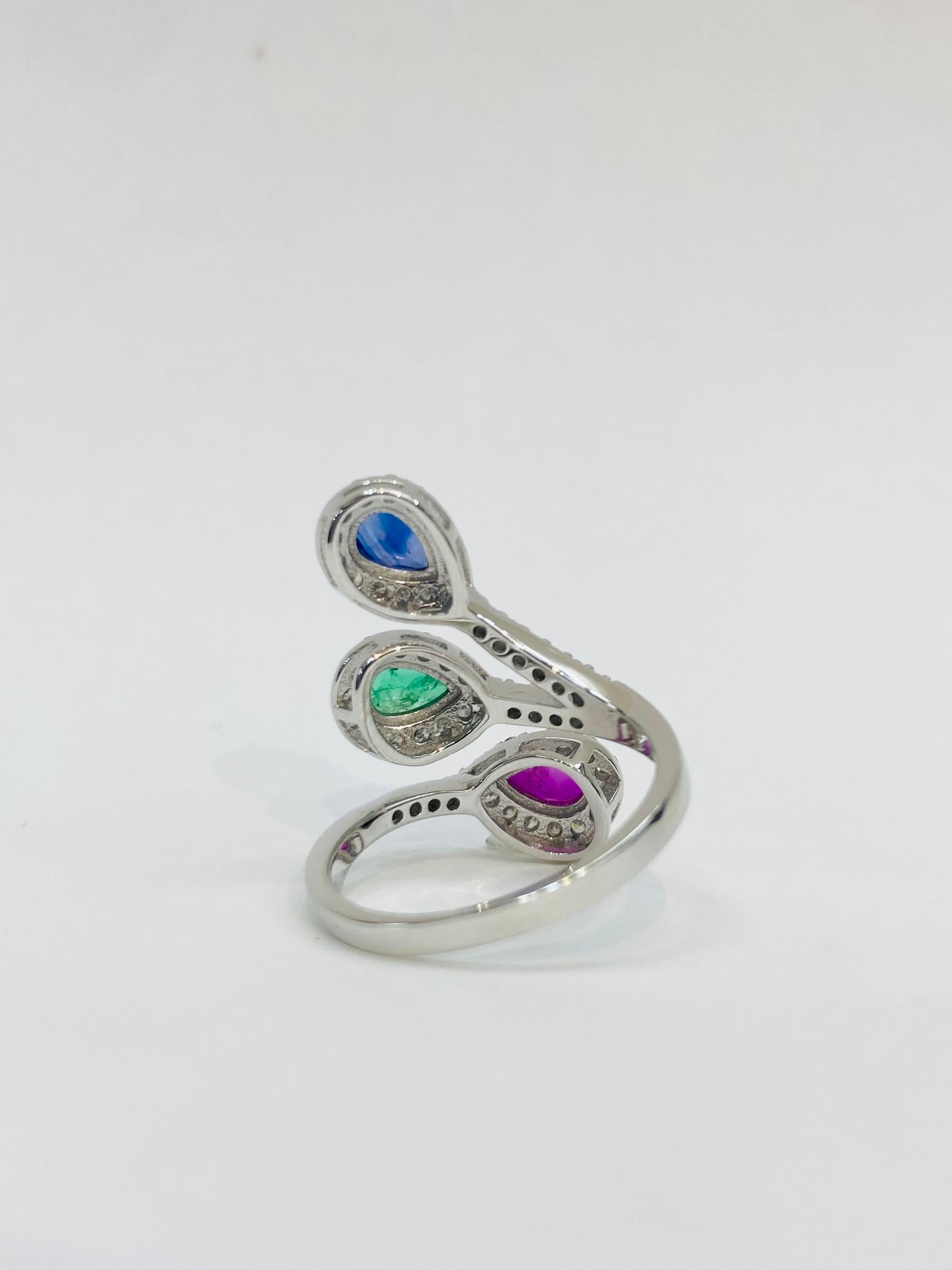 Bochic 3 Farbe Vintage Rubin, Smaragd, Saphire 18K Gold & Diamant-Cluster-Ring. (Tropfenschliff) im Angebot